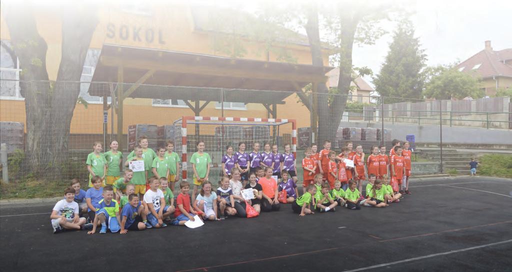 Družstvo miniházené Pauza byla opravdu dlouhá, a tak jsme s napětím očekávali, kolik dětí se nám k trénování vrátí.
