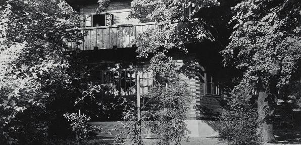 01 02 ZAHRADNÍ DOMEK PRO SAMUELA BERANA 1919 1920 DROBNÉHO 1820/28C Po návratu z vídeňských studií do Brna získal Wiesner zakázku na stavbu letního dřevěného domku pro továrníka a předsedu brněnské