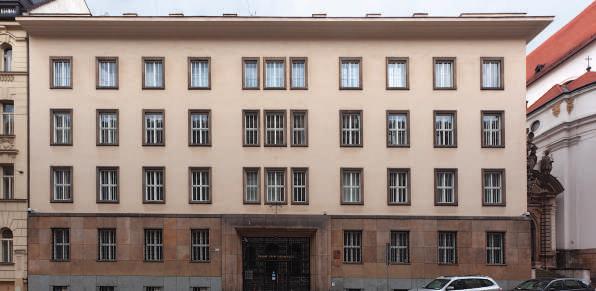 Domek stojí v zahradě vily objednavatelů v Drobného ulici a jeho historizující tvarosloví vychází z použití stavební technologie tradičních dřevěných staveb.