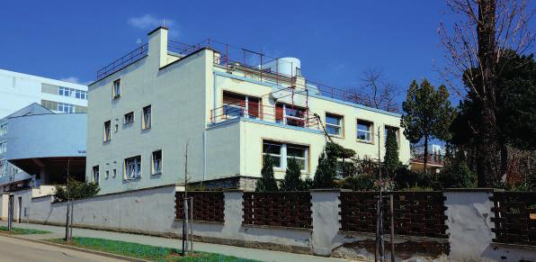 Navenek hranatá hmota sálu udivovala elipsovitým vnitřním půdorysem s válcovými nikami a lodžií. Prostor, který umocňovala oválná galerie protínající elipsu sálu, byl prosvětlen kupolí světlíku.