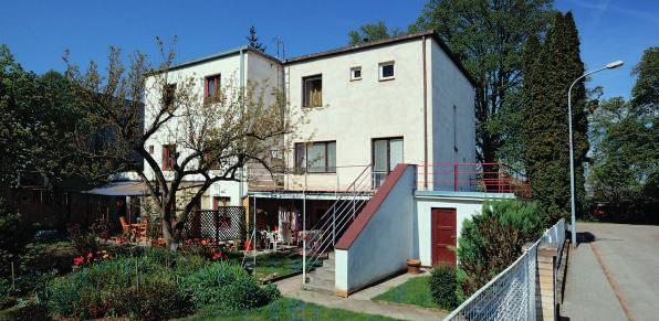 Jádrem obytného křídla je galerie se schodištěm vedoucím do ložnic rodiny v patře, z přízemí jsou přístupné společenské místnosti.