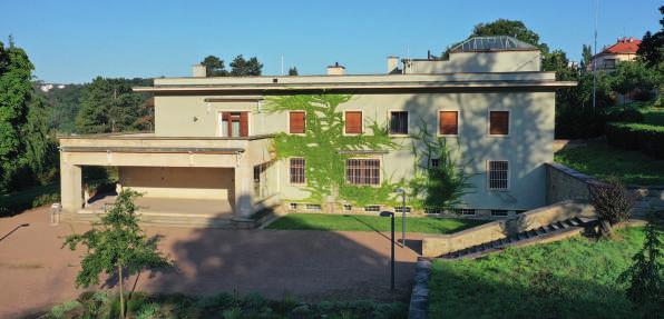 10 NEUMARKOVA VILA 1928 29 VINAŘSKÁ 240/38 Textilní průmyslník a britský honorární konzul W. V. Neumark si kromě přestavby továrny v Přízově ulici nechal od architekta Wiesnera postavit také vilu v ulici Vinařské.