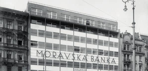 Hlavní vstup do domu se nachází ve středu obytného křídla, kde byly jako obvykle v přízemí umístěny společenské místnosti, v patře pak soukromé pokoje rodiny.