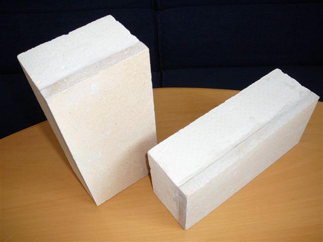 SENDVIČOVÉ TVAROVKY nově vyvíjené tvarovky kombinující izolační a žáruvzdorné materiály.