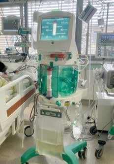 Myslel jsem na to, že poprvé zažiju, jaký je pocit být v plastovém neprodyšném overalu včetně hlavy, v těsném respirátoru FFP3, se štítem před očima, se dvěma rukavicemi na rukou, igelitovými