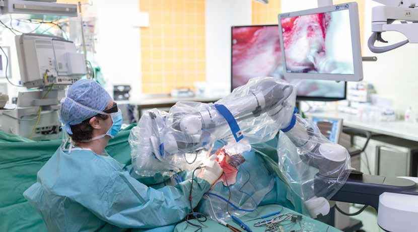 Foto: Ester Horovičová Unikátní operace ucha pomocí digitálního 3D mikroskopu AEOS Operatéři z Fakultní nemocnice v Motole ve středu 10.