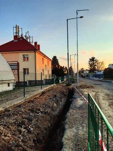 Budují se uliční vpusti a dokončuje se řad dešťové kanalizace. Na vytypovaných místech byly provedeny statické zkoušky únosnosti, na základě kterých budou navržena opatření ke zpevnění pláně.