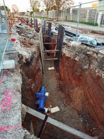 Vzhledem ke skutečnosti, že nová komunikace má opačný příčný spád, bude nutné napojení na stávající komunikaci již mezi křižovatkami s ulicí U Sportoviště a K Holyni.