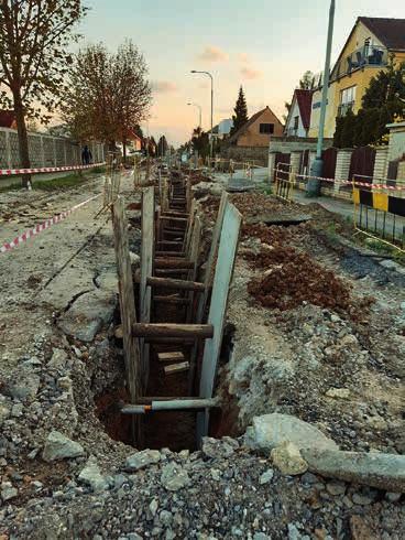 V ulici K Homolce je stěžejní částí výstavba retenční nádrže. Od ní se pokračuje pokládkou dešťové kanalizace směrem k ulici K Lochkovu. Překládky plynu a vodovodu jsou již hotovy.