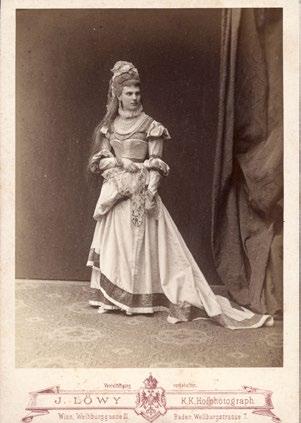 Hraběnka Františka Larisch-Mönnich (1828 1902), manželka patrona kostela, darovala v roce 1864 nově samostatnému kostelu krásný bílý ornát a u příležitosti vysvěcení kostela v roce 1870 bohoslužebné