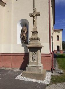 od vchodu před nikou s terakotovou plastikou sv. Pavla, není jisté. Je však pravděpodobné, že podstavec s reliéfem panny Marie pochází z původního kříže z roku 1871.