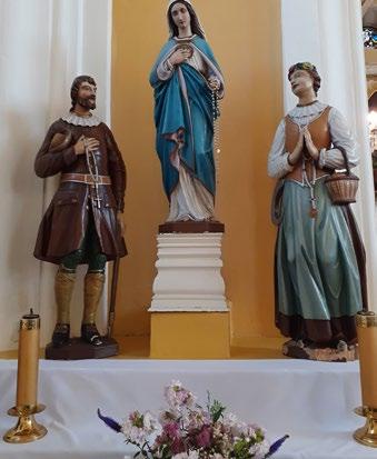 Před původním dřevěným kostelem stála pouze socha sv. Jana Nepomuckého. Neznámý autor ji vytesal pravděpodobně v roce 1774 a zprvu byla umístěna, jak se zdá, v otevřené kapli.