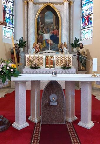 figura Nejsvětějšího srdce, zhotovená v roce 1878 mnichovským výrobcem Meyerem. Na druhém bočním oltáři ke cti sv.