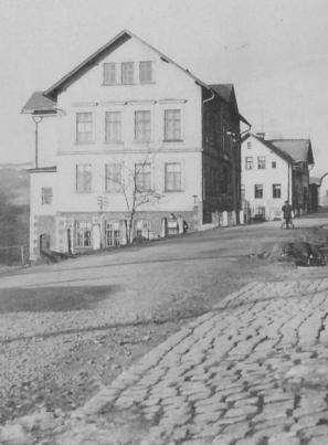 Následkem nedostatku obilí i mouky přestali pekaři koncem roku 1914 péct chleba, obchodníci přestali prodávat, protože již neměli co. Tak nastal v obci nedostatek potravin a bída.