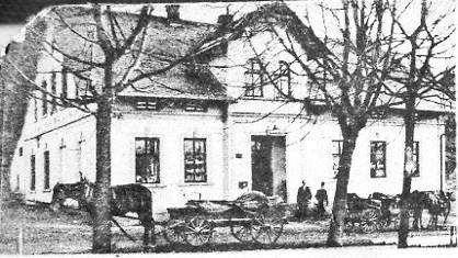 1920 - V tomto roce opět zavládl čilý ruch v našich tělocvičnách. I u nás se pilně cvičilo, v zimě ve školní tělocvičně a v létě na zahradě.