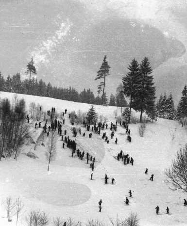 Roku 1934 byl v sokolovně uspořádán sokolský i hasičský ples najednou 21. ledna. Haluškový večer byl pořádán 10. února a Jarní vínek o huťské pouti. Pouťová zábava byla 8. července.