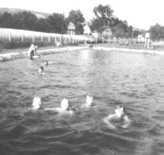 prosince Zámecké strašidlo a na Vánoce opereta Veselá vojna. 1932 také sokol zakoupil pozemek od Františka Malého, kde chce zřídit koupaliště a hřiště.