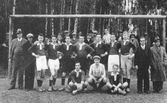 SPORT - SK LOUŽNICE Roku 1930 začíná oživovat i v naší obci sportovní ruch. Jsou to především mladí hoši, kteří se nadchli pro kopanou.