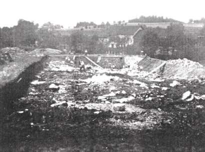 KOUPALIŠTĚ V roce 1940 na sokolském hřišti postavila obec za vedení sokolských funkcionářů koupaliště s kabinami a obytnými místnostmi.