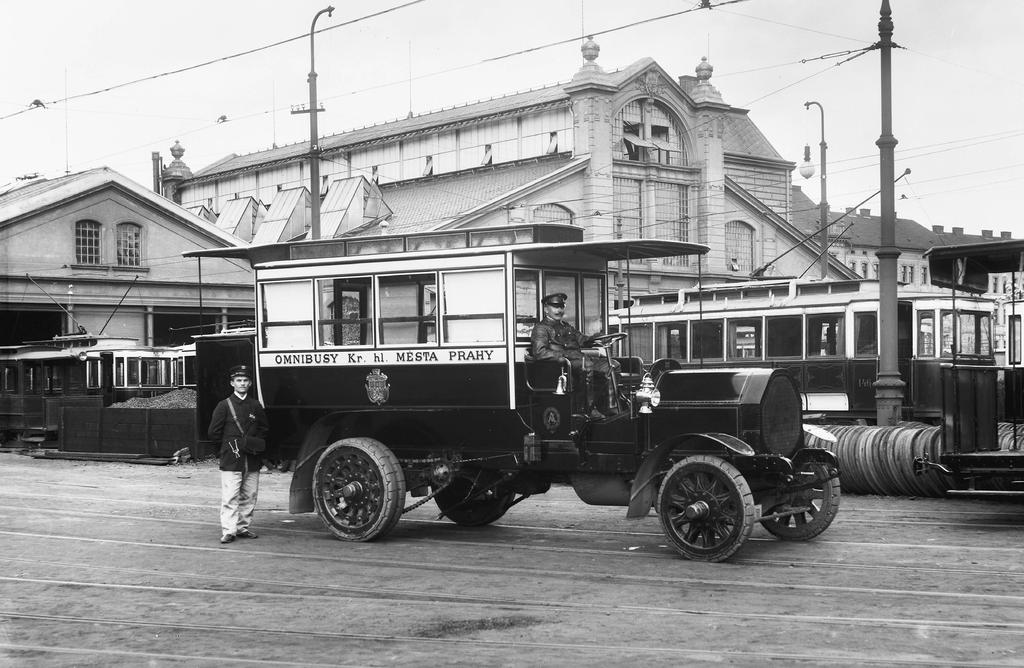 6 Autobusová historie ČS Historie autobusové dopravy Text: Jan Markovič Foto: Wikimedia Commons Autobusy měly v českých zemích těžké začátky.