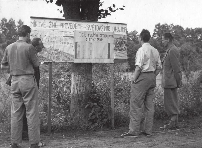 Obrázek 11 Informační tabule o postupu žní v létě 1953 kdesi na Pardubicku.