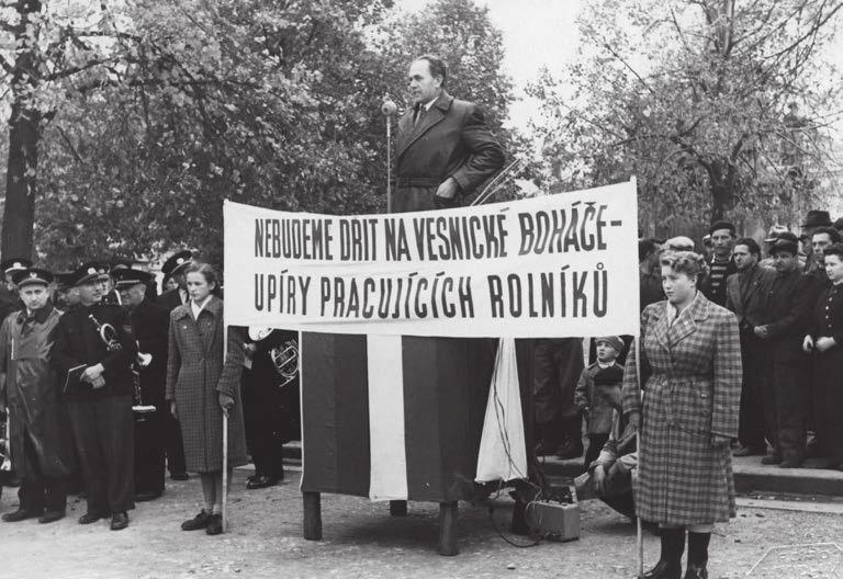 Obrázek 13 Protikulacké setkání ve Vysokém Mýtě s poselstvím Nebudeme dřít na vesnické boháče upíry pracujících rolníků.