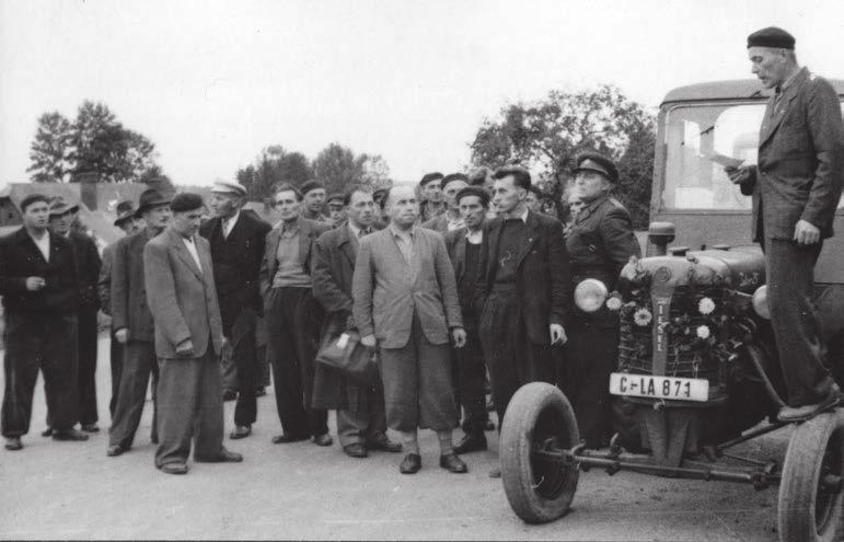 Obrázek 14 Příprava na rozorávání mezí v Horní Čermné (okr. Lanškroun).