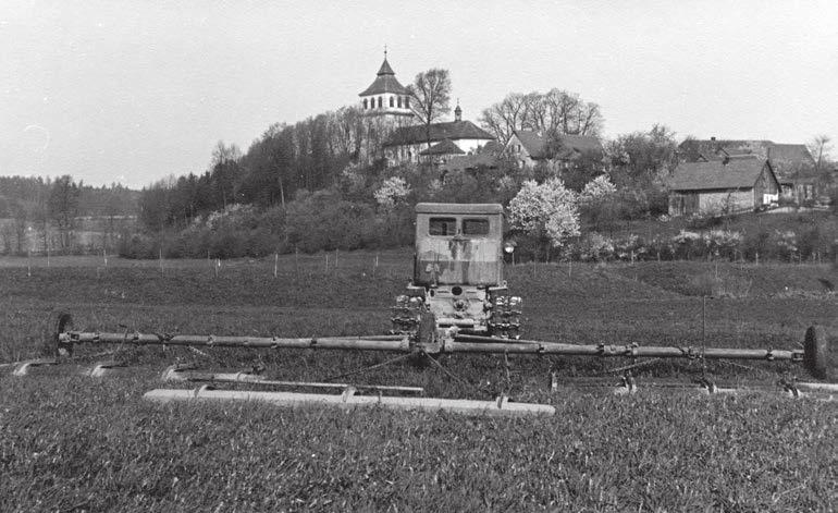 Obrázek 17 Pásový traktor před Knířovem (okr. Vysoké Mýto) krátce po roce 1960. Zdroj: Regionální muzeum ve Vysokém Mýtě Důležitým úkolem předkládané monografie bylo ptát se po krizích kolektivizace.