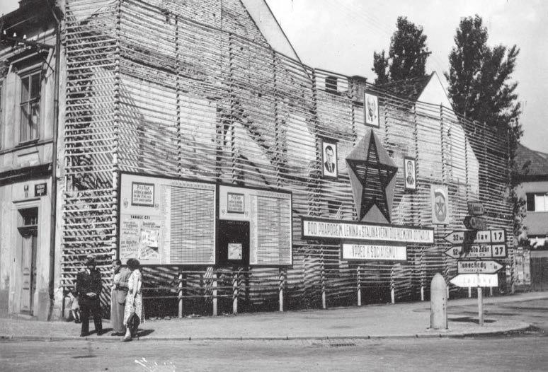 Obrázek 4 I takovým způsobem se v Chrudimi zobrazoval postup žňových prací kolem roku 1950. Přehled doplňovala také tabule cti a hany.