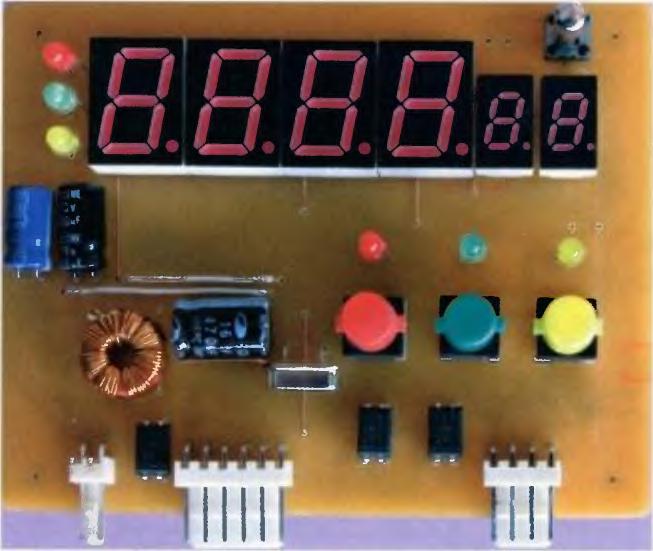 Pro konektory pro připojení programátoru tentokrát na desce již nezbylo místo a programování je nutné uskutečnit před zapájením procesoru, nebo připojit programátor dočasným připájením vodičů přímo
