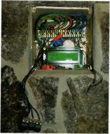 Ovládanie kozuba, kolektorov a bojlera Peter Gazdík Ovládanie som navrhoval na riadenie čerpadla slnečnych kolektorov, čerpadla kúrenia (kozubu) a elektrickej špirály v bojleri.