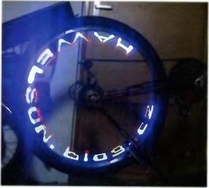 Pro pozorovatele je to stejný vjem, jako by LED ještě chvíli svítila. Níže popsaný displej tohoto jevu využívá a díky němu stači pouze 8 LED k zobrazení velice dlouhého nápisu.
