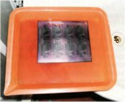 miry podletěchto částí plošného spoje (nožičky u pouzder DIL jsou od sebe vzdáleny 0,1 inch = 2,54 mm). Připravená předloha DPS by měla byt vytištěna zrcadlově (tzn.