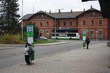 Obr. B44 Umístění informační tabule pro směr do vestibulu ŽST Obr. B45 Umístění informační obrazovky o odjezdech spojů ze zastávky Šumavská; vestibul ŽST Plzeň hl.
