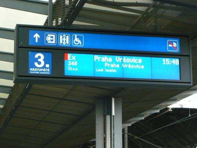 Obr. B34 Informační tabule v ŽST Praha hl. n.