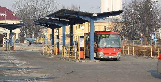 Obr. B40 Elektronický informační panel umístěný za čelním sklem autobusu; AN Nový