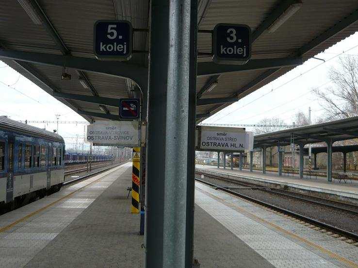 23 Informační tabule umístěné na nosném sloupu nástupiště; ŽST Ostrava-Kunčice Zdroj: Autor Je potřeba zmínit, že v některých oblastech ČR, kde žije