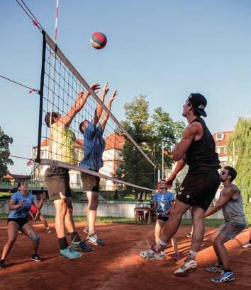 Vltavou... V letošním roce přijelo do Blatné změřit své volejbalové síly deset družstev.