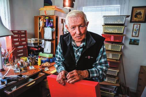 OSOBNOSTI SLOVÁCKA 15 Před lety býval oslňujícím tanečníkem a zpěvákem lidových písniček, dnes ohromuje František Zuska dokonalou prací se štípanou slámou, ze které dovede vytvořit prakticky cokoli