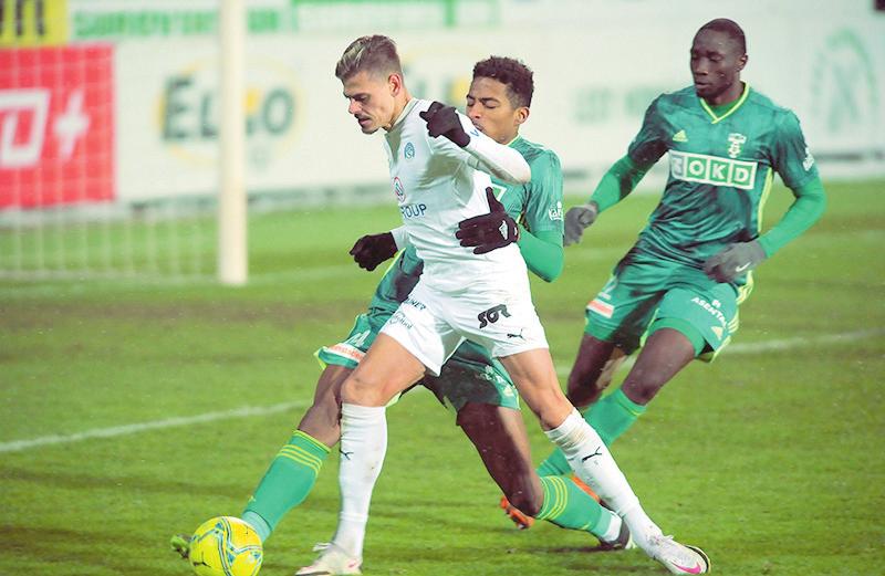 20 1.FC SLOVÁCKO 1.FC SLOVÁCKO MFK KARVINÁ ZÁPAS V KOSTCE Karviná potvrdila letošní vysokou kvalitu a slovácký celek k ničemu nepouštěla. Naopak rychlými protiútoky držela pozornost domácí obrany.