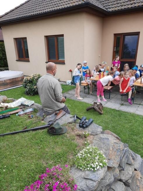 Opravdová družina nám vlastně skončila v polovině října a znovu naplno začala v polovině května, jinak jsme se setkávali podle různých nařízení Hurá, prázdniny!