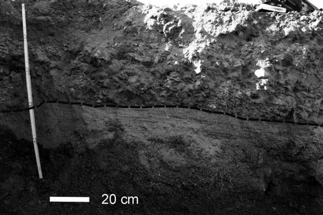 5: Ostrý nerovný erozní kontakt šikmo zvrstveného velmi hrubozrnného písku se štěrkem spodnobadenského stáří a pleistocenních fluviálních písčitých štěrků (orientace těles, zvrstvení, imbrikace,