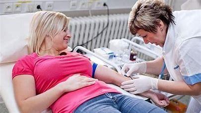 OBECNÉ ZÁSADY ODBĚRU KRVE - SHRNUTÍ OBVYKLE RÁNO NALAČNO DO PŘEDEM OZNAČENÝCH ČISTÝCH A SUCHÝCH NÁDOB LZE KUMULOVAT VYŠETŘENÍ Z JEDNOHO VZORKU NÁDOBA