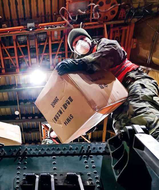 Maskáče vyměnili za ochranné obleky Od října loňského roku až do současnosti pomáhá více než pět set logistiků z Pardubic, Klatov a Lipníku nad Bečvou v řadě zdravotnických a sociálních zařízení
