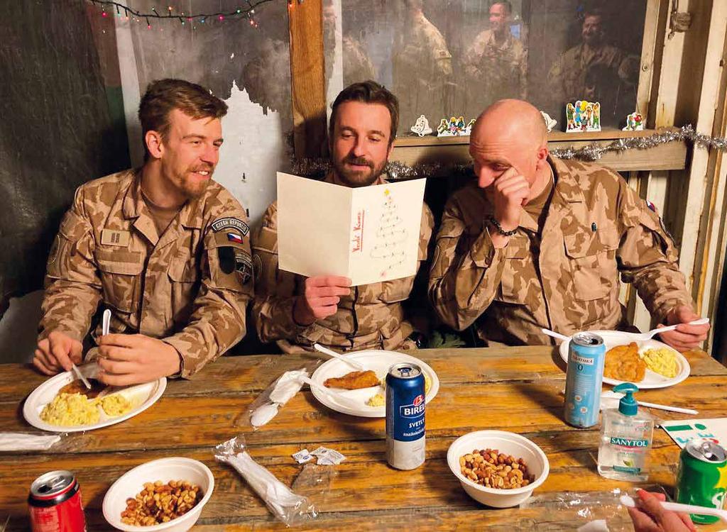 28 Stravování vojáků na zahraničních operacích bylo během pandemie limitované. Jedlo se mimo velké jídelny. Přesto si vojáci v Afghánistánu alespoň dopřáli štědrou večeři.