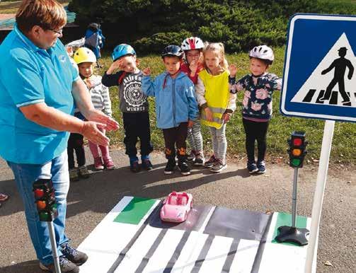 12 Školy a školky informují DOPOLEDNÍ AKCE BESIP Umíte se chovat bezpečně na silnici? Přesně na tohle se dětí ptaly tety z BESIPU, které za námi přijely na zahradu do MŠ ve Školní ulici.