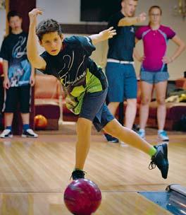 Bowling není tolik fyzicky náročný, řadí se spíše mezi sporty technické. V jednom týmu vedle sebe mohou hrát hráči různé výkonnosti i věku, chlapci i děvčata.