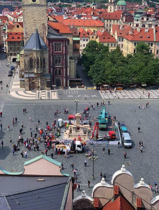 Váš český farář P. Bohuslav Švehla a další kněží Staroměstské náměstí v Praze opět zdobí Mariánský sloup. Posvěcen bude o Slavnosti Nanebevzetí Panny Marie 15. srpna 2020.