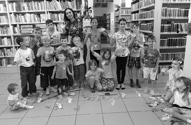 Papírové brouky tvořily děti s ilustrátorkou Evou del Risco Koupovou. Foto: M. Charvátová obrázek slunce a měsíce, veselou berušku, slavnostní korunu pro vítěze či květináč pro semínko stromu.