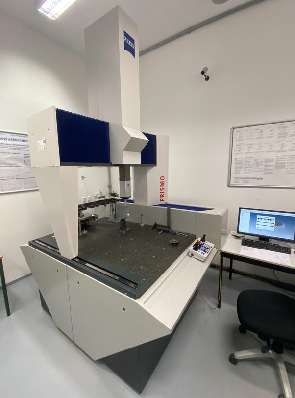 5.3 Měření defektů ozubených kol na CMM Zeiss Prismo 7 Použitý přístroj: Souřadnicový měřicí stroj Prismo 7 Výrobce: Zeiss Kartézsky uspořádaný souřadnicový měřicí stroj Prismo 7.